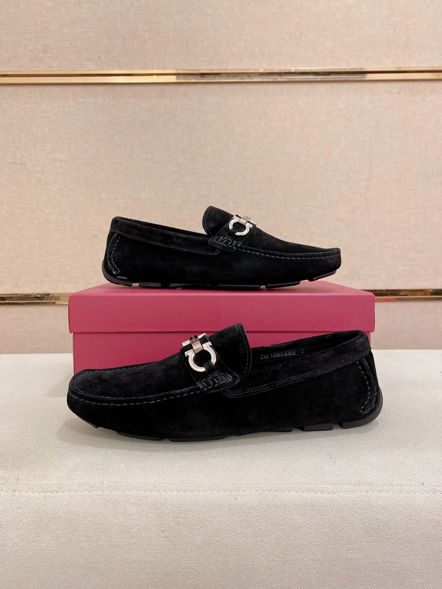 Men's shoes💰: 540💰High-end quality! Ferragamo🆕🆕Exclusive hot-selling products in stock🔥🔥New products on the shelves, high-quality Ferragamo men's pea shoes, high-end casual driving shoes, with complete packaging! 💪 💪 Material: imported Oxford cowhide 🐂 + imported high-quality water-dyed cowhide lining + wear-resistant outsole 👍🏻👍🏻 Features: high-end and comfortable, purely handmade 🚀 🚀 Create the perfect shoes that suit you best 🔥 🔥 Size: (38-44) 45 standard size can be customized!